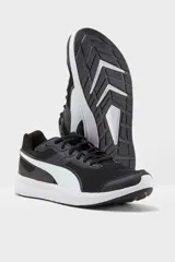 Championes deportivos Puma modelo Escaper Mesh, de color negro con la clásica franja lateral en blanco y suela blanca amortiguada.