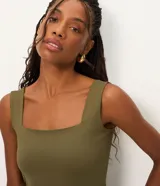 Blusa básica sin mangas confeccionada en poliamida con elastano, de diseño ajustado con escote cuadrado tanto en el frente como en la espalda.