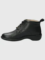 Botín acordonado de cuero liso negro, con diseño clásico, forro textil y suela de goma para mayor tracción.