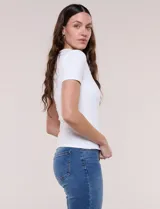 Remera básica de modal, marca Industry, color blanco, con escote redondo y mangas cortas.