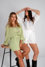 Conjunto compuesto por camisa oversize de manga larga con puños y short con cintura elástica. Ambas prendas presentan un diseño de rayas verticales tono sobre tono con textura suave y fluida.