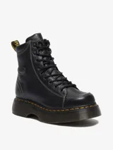 Borcego Dr. Martens Buzz 8 Eye Boot, color negro, confeccionado en cuero Milled Nappa. Presenta costuras blancas en contraste, cuello acolchado, cordones negros, suela robusta Buzz con ranurado DMs y las icónicas costuras amarillas en el ribete.