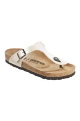 Sandalia Birkenstock modelo Gizeh, color blanco, con plantilla anatómica de corcho y látex, forro de gamuza y suela de EVA. Fabricada en Alemania.