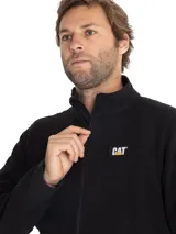 Campera polar de hombre con cierre frontal completo, cuello alto y logo de la marca bordado en el pecho. Cuenta con bolsillos laterales y protector de mentón.