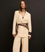 Pantalón wide leg de cintura alta color beige, confeccionado con lino y viscosa. Incluye cinturón elástico con hebilla metalizada.