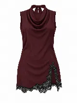 Vestido corto bordó de tencel con escote drapeado, sin mangas, lazo ajustable en el cuello y detalle de encaje negro en el ruedo y en una abertura lateral.