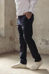 Pantalón chino color ocre, de corte recto y tiro medio.