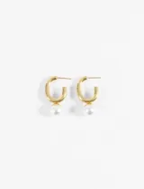 Aros de acero quirúrgico plateado con dije de perla colgante.