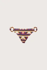 Calzón de bikini con diseño geométrico multicolor y argollas de madera en los laterales.