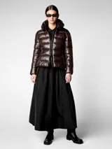 Campera puffer azul marino con capucha desmontable, cuello alto y cierre frontal con cremallera.