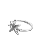 Pulsera rígida de metal bañado en plata con diseño de estrella de mar central y cierre de resorte.