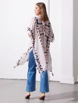 Kimono tejido con estampado de rayas azules y blancas, mangas amplias estilo japonés y terminación de ruedo con borlas azules.