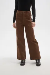 Pantalon de pana de corte recto y tiro medio, con bolsillos laterales y cierre frontal.