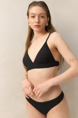 Top de bikini negro de textura tramada, con breteles finos regulables y diseño de triángulo.