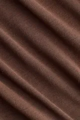 Top de punto elástico marrón, sin mangas, con escote drapeado y diseño entallado.