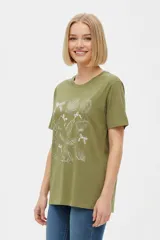 Remera marrón de manga corta y cuello redondo, de corte holgado, con estampado frontal alusivo a frutos del mar y texto "fruits de mer".