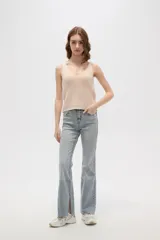 Musculosa de tejido de punto con escote en V, sin mangas y corte al cuerpo.