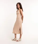 Vestido sin mangas, corte midi, ajustado al cuerpo, con escote redondo y tajo lateral. Presenta un patrón de rayas horizontales en tonos beige claro y marrón claro.