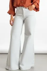 Jeans oxford de tiro medio color off-white, con diseño amplio en las piernas y cierre frontal con botón y cremallera.
