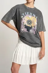 Remera gris con estampa de la palabra "Tierra" y signos zodiacales.