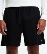 Bermuda verde militar para hombre, confeccionada en tela liviana de viscosa y cáñamo, con cintura elástica, cordón para ajuste y bolsillos laterales.