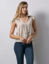 Camisa azul marino de satén, marca Alex & Lili. Cuello con solapa y escote en V. Apertura central con botones y sisas con volados.