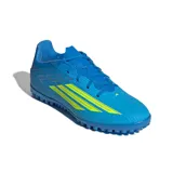 Championes de fútbol Adidas F50 Club TF, color azul con detalles en amarillo neón. Diseñados para césped artificial, cuentan con suela con tapones pequeños para mayor tracción y ajuste con cordones.