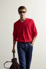 Sweater de punto regular fit tejido en seda de color negro, con cuello en pico y manga larga. Cuenta con acabados en rib.
