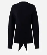 Suéter de punto fino color negro, con cuello alto acanalado, mangas largas y diseño recto. Presenta un detalle de lazo ajustable en la parte trasera para anudar.