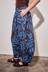 Babucha de algodón peinado con estampado abstracto en tonos marrón y azul, corte holgado y silueta abombada.