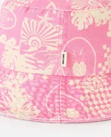 Sombrero tipo bucket de Rip Curl, color rosado con estampado tropical y de surf en tono claro.