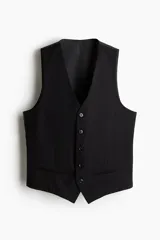 Chaleco de traje formal con cierre frontal de cinco botones y dos bolsillos delanteros ribeteados. Presenta un corte ajustado, forro interior y espalda con tejido brillante y trabilla ajustable.