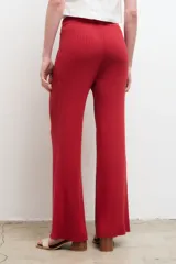 Pantalón de punto acanalado en color crema, con corte recto y tiro alto, confeccionado en algodón.