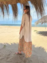 Sobre camisa color beige de lino con mangas 3/4.