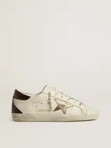 Zapatillas urbanas Golden Goose modelo Super Star, color blanco con detalles en marrón y estrella dorada. Diseño con efecto desgastado y suela de goma.