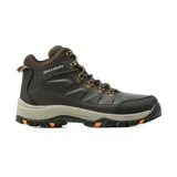 Bota de senderismo Skechers modelo Relment Daggett, color marrón oscuro con detalles en naranja. Presenta un diseño repelente al agua, cierre con cordones, suela con relieve para mayor tracción y plantilla acolchada Air-Cooled Memory Foam.