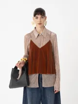 Top marrón de terciopelo con breteles finos regulables y escote en V.