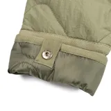 Campera corta verde militar con diseño acolchado, cuello redondo y cierre frontal.