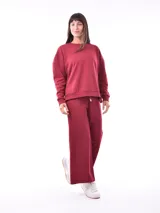 Buzo blanco de corte holgado, con cuello redondo y mangas largas.