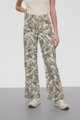 Pantalón recto con estampado floral en tonos verde y beige.