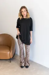 Remerón negro de manga corta, corte holgado y tejido de punto acanalado.