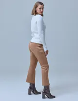 Buzo azul de tejido de punto con textura acanalada, cuello alto y mangas largas.