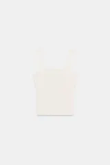 Top ajustado color blanco hueso, con escote cuadrado y tirantes anchos.