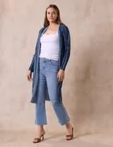 Cardigan largo plisado con estampado a rayas verticales en tonos azules.