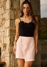 Musculosa celeste de tirantes finos con detalle de encaje bordado en el escote, silueta ligera y diseño romántico.