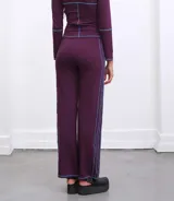 Pantalón azul marino de corte palazzo con costuras en color marrón.