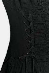 Vestido corto negro de tirantes finos ajustables y escote en V. Presenta un diseño ajustado con drapeado central y cordones cruzados laterales tipo corsé, y falda corta con tres capas de volantes escalonados.