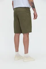 Bermuda de gabardina en color verde militar, con bolsillos laterales, cortes verticales en el frente y bolsillos traseros cuadrados.