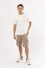 Remera de algodón color blanco con cuello redondo, manga corta y pequeño estampado gráfico en el pecho.