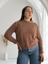 Sweater color camel de punto con cuello alto y mangas largas con diseño de trenzas.